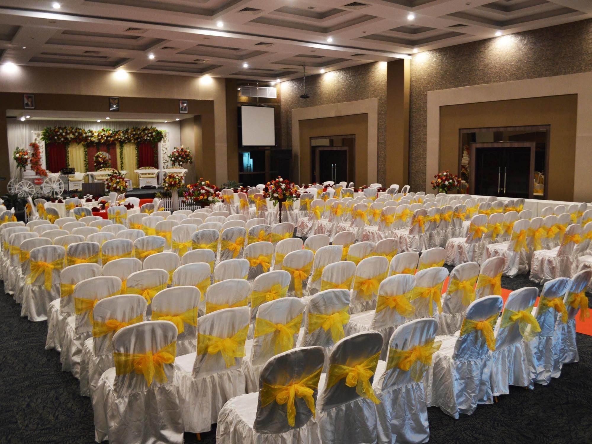 Horison Hotel Pematang Siantar Exteriör bild